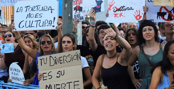 09/08/2019.- Manifestación antitaurina en Palma de Mallorca con motivo de la corrida de toros que se celebra este viernes en el Coliseo Balear. / EFE / LLITERES