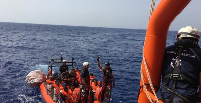 09/08/2019.- Rescate en aguas internacionales, frente a las costas de Libia, de 85 personas, realizado por el barco de Ocean Viking. / EFE - MÉDICOS SIN FRONTERAS