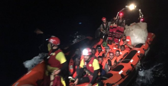 Un total de 39 personas fueron rescatadas este domingo en aguas internacionales por el Open Arms. / @campsoscar