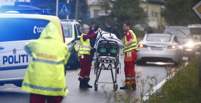 10/08/2019.- Los médicos trasladan a un herido en un tiroteo en una mezquita de Oslo. / EFE