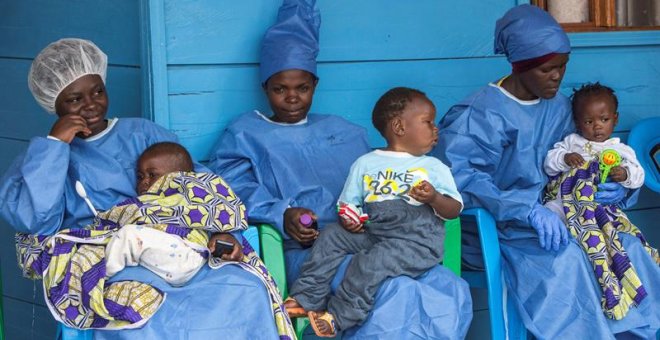 Las cuidadoras del Centro de Cuidado infantil Katwa, en Butembo Kivu del Norte, (de izquierda a derecha) Faradja, Jili y Kiombwe, sostienen a Edouard Tresor, Marie y Jovial, respectivamente. Este centro, que abrió el 21 de junio de 2019, se dedica al cui