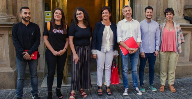 12/08/2019 - La candidata al gobierno riojano, Concha Andreu y la diputada de Podemos, Raquel Romero, junto a sus respectivos equipos este lunes al parlamento riojano.