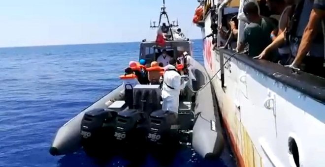 12/08/2019.- Imagen tomada de un vídeo facilitado por Open Arms del momento en que varios migrantes son evacuados. EFE/Open Arms