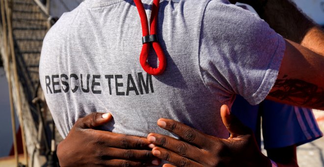 Un migrante se abraza a uno de los activistas de la ONG Proactiva Open Arms. REUTERS/Juan Medina