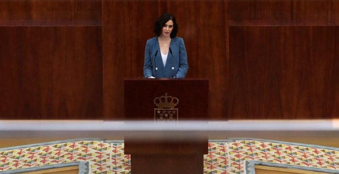 La candidata del PP a la Presidencia de la Comunidad de Madrid, Isabel Díaz Ayuso, durante su discurso de la primera sesión del pleno de investidura en el que expone su programa de gobierno en coalición con Cs sin límite de tiempo, mientras que la oposici