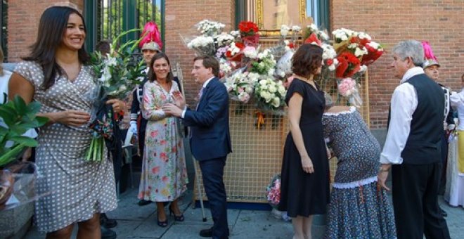 La vicealcaldesa de Madrid, Begoña Villacís, el alcalde de Madrid, José Luis Martínez-Almeida, y la presidenta de la Comunidad de Madrid, Isabel Díaz Ayuso, participan en la ofrenda floral ante el cuadro de la Virgen de la Paloma en la capital. EUROPA PRE