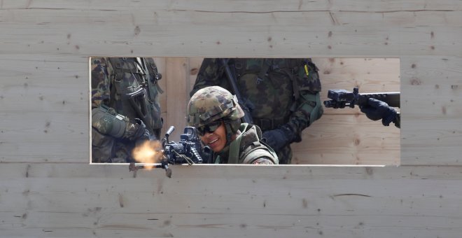 Un militar dispara su rifle durante una manifestación del ejército suizo en la octava reunión del convoy para recordar en el pueblo de Birmenstorf, Suiza, el 9 de agosto de 2019. REUTERS / Arnd Wiegmann