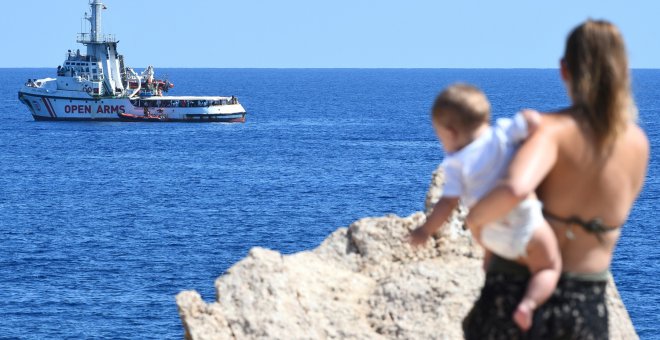 El barco del Open Arms visto de la costa de Lampedusa. - REUTERS