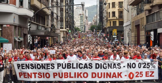 Vista de la manifestación convocada por el movimiento de pensionistas de Bizkaia, en plenas fiestas de Bilbao, para reclamar unas pensiones públicas "dignas". EFE/ Miguel Toña