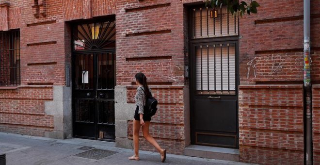 Fachada de la vivienda donde fue asesinada la mujer en Madrid. EFE/ Chema Moya