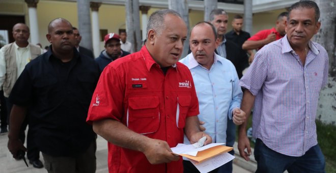 12/08/2019.- El jefe de la Asamblea Nacional Constituyente (ANC), Diosdado Cabello (c), sale tras una sesión de la ANC este lunes, en Caracas (Venezuela). La Asamblea Nacional Constituyente (ANC) de Venezuela, integrada solo por oficialistas. EFE/ Miguel