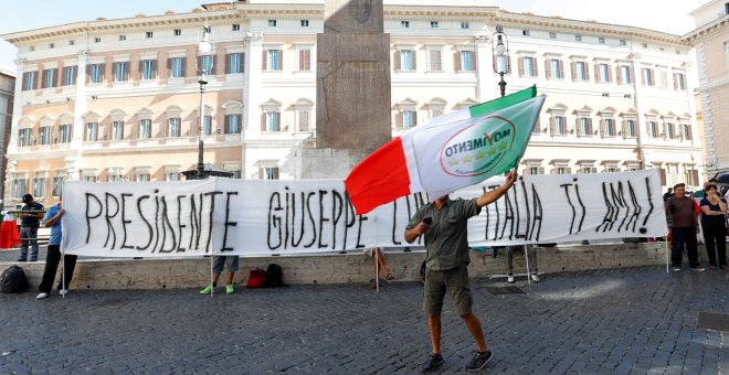 20/08/2019 - Activistas del M5S se manifiestan frente al Palazzo Montecitorio, antes de un discurso del primer ministro Giuseppe Conte / REUTERS - Remo Casilli