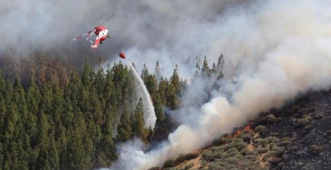 Un helicóptero en el incendio declarado este sábado en la zona de Artenara en el oeste de la isla de Gran Canaria | EFE