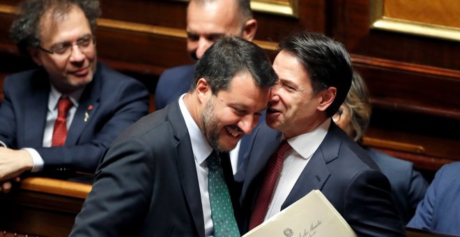El ya exprimer ministro de Italia, Giuseppe Conte, habla con el ministro de Interior, Matteo Salvini, este martes en el parlamento italiano. REUTERS