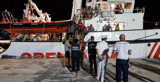 Imagen del desembarco del Open Arms en el puerto de Lampedusa. EFE/EPA