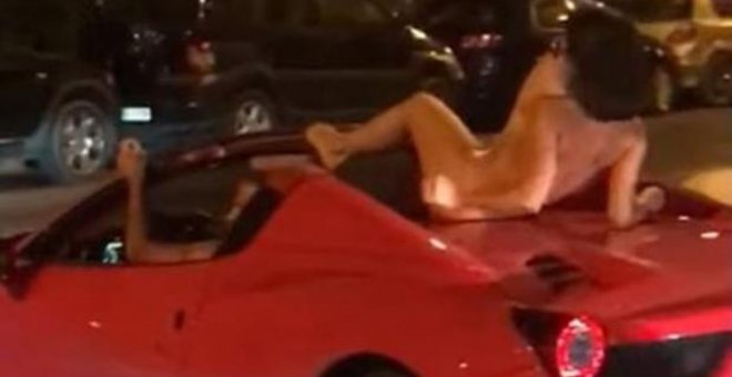 Imagen de la mujer desnuda sobre el Ferrari en las calles de Ibiza | Twitter