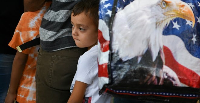 Un niño migrante de Guatemala de cinco años y su familia esperan con otros solicitantes de asilo, liberados tras ser detenidos en la frontera de EEUU con México.- REUTERS