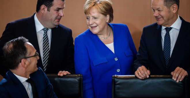 La canciller Angela Merkel conversa con los ministros de Asuntos Exteriores, Heiko Maas, de Trabajo, Hubertus Heil, y de Finanzas, Olaf Scholz, antes del inicio de la reunión semnaal del gabinete alemán en Berlín. EFE/EPA/CLEMENS BILAN