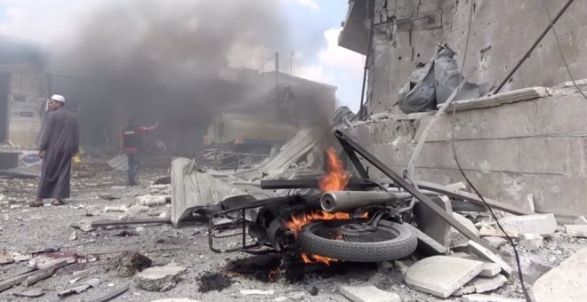 Imagen de un bombardeo sobre la ciudad siria de Idlib | Reuters