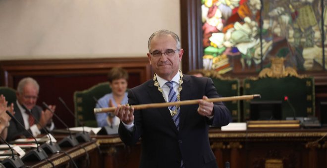 El alcalde de Pamplona, Enrique Maya, de Navarra Suma (UPN, PP y Ciudadanos), con el bastón de mando el día de la constitución de los ayuntamientos tras las elecciones del 26-M. EFE