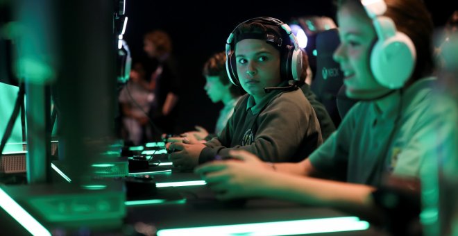 Imagen de jugadores usando Xbox One en Londres. REUTERS