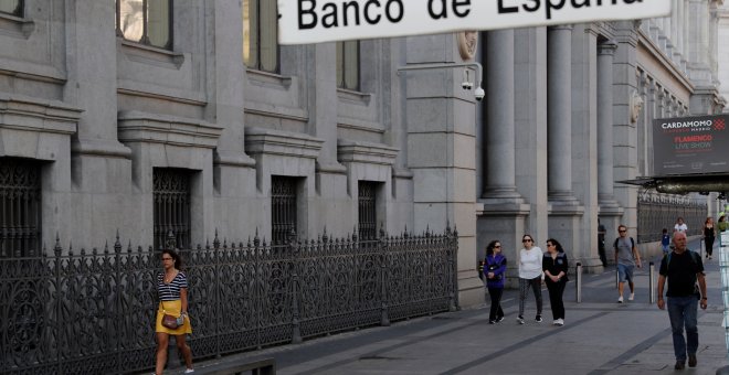 Fachada del Banco de España, y el letrero de la entrada de Metro junto al edificio. EFE/Chema Moya