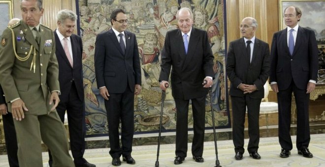El rey Juan Carlos, con muletas durante un acto oficial en Zarzuela en 2013.- EFE/ARCHIVO