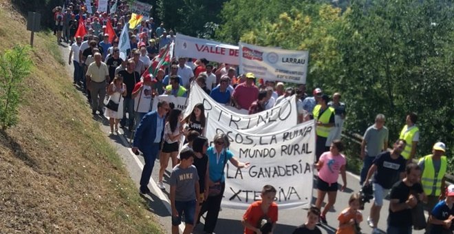 Un millar de ganaderos de Aragón, Catalunya, Navarra y Francia recorrieron este jueves las calles de Aínsa (Huesca) para protestar contra la reintroducción del oso y el lobo en el Pirineo. UAGA
