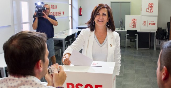 22/08/2019 - La candidata al gobierno riojano del PSOE, Concha Andreu, durante la votación que el partido de La Rioja. / EUROPA PRESS - RAQUEL MANZANARES