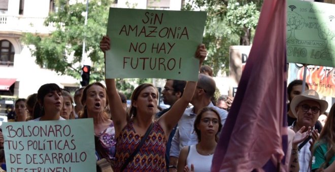 Centenares de manifestantes piden la dimisión de Bolsonaro ante la Embajada de Brasil en Madrid. TWITTER/@404comunicacion