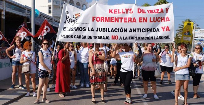 Limpiadoras y camareras de piso de hotel durante el primer día de huelga convocada por las "kellys" de Ibiza y Formentera, para protestar por los salarios recibidos en temporadas en las que los hoteles de las islas "hacen el agosto" y "se llenan los bols