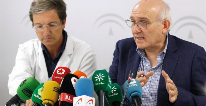 El subdirector de Protección de la Salud de la Junta de Andalucía, Jesús Peinado (d) , este viernes. EFE/José Manuel Vidal