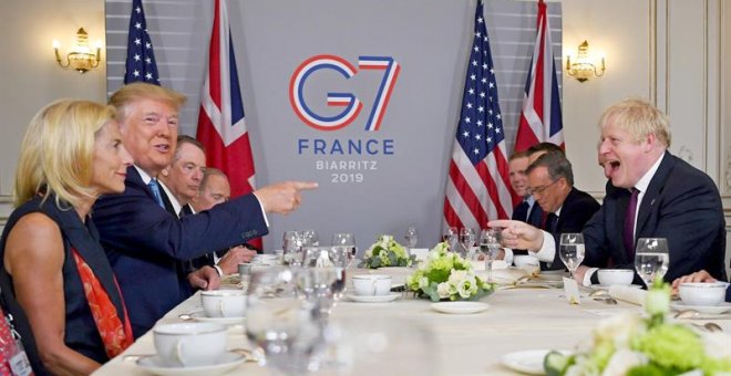 25/08/2019.- El presidente de EEUU, Donald Trump, mantiene una reunión con el primer ministro británico, Boris Johnson, durante la cumbre del G7 en Biarritz, Francia. EFE/EPA/Dylan Martínez