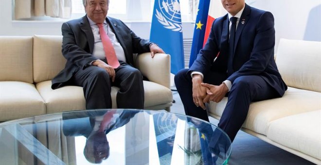 El presidente francés Macron se reúne con el secretario general de las Naciones Unidas, Antonio Guterres durante el G7. / EFE