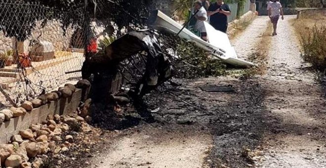 Fotografía capturada de la cuenta de Twitter de Incendios f. Baleares (@iffbaleares) del accidente que ha tenido lugar en el municipio mallorquín de Inca entre un helicóptero y una avioneta que ha resultado con cinco personas fallecidas. EFE