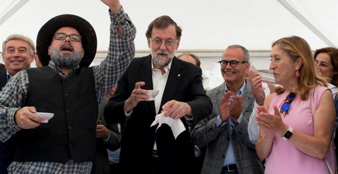 El expresidente del Gobierno Mariano Rajoy (c), el presidente de la Xunta, Alberto Núñez Feijóo (d) y la expresidenta del Congreso, Ana Pastor (2d), entre otros, durante la edición número treinta de la romería dedicada a la vendimia, que ha tenido como pr