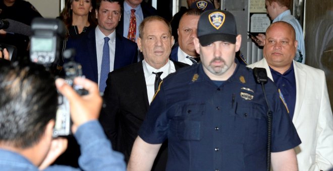 El productor de cine Harvey Weinstein saliendo de los juzgados. Reuters