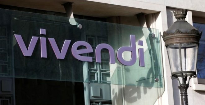 El logotipo del conglomerado Vivendi en la entrada principal de su sede en París. REUTERS / Charles Platiau