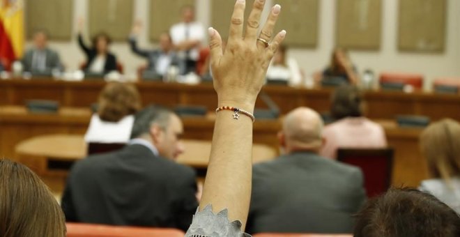 Una de las componentes de la Diputación Permanente durante una votación. E.P./Óscar J.Barroso