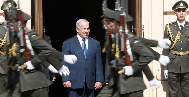 El primer ministro israelí, Benjamín, Netanyahu participa en una ceremonia de bienvenida en Kiev | Reuters