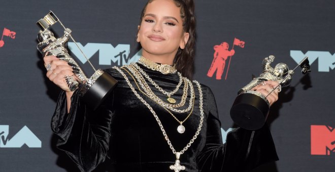 26/08/2019.- La cantante española Rosalía posando con sus premios en la sala de prensa durante los premios MTV Video 2019 en Newark, New Jersey. EFE/EPA/DJ JOHNSON