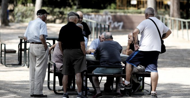 Varios pensionistas juegan al dominó en un parque de Madrid. E.P./Eduardo Parra
