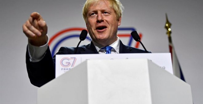 26/08/2019.- El primer ministro del Reino Unido, Boris Johnson, durante la rueda de prensa que ha ofrecido este lunes por la tarde durante la cumbre del G7 celebrada en Biarritz (Francia), este lunes. La ministra principal de Escocia, Nicola Sturgeon, ac