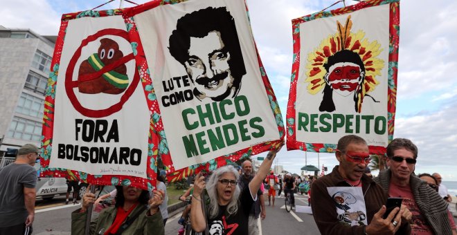 29/08/2019 - Los participantes sostienen pancartas que dicen "Bolsonaro out", "Lucha como Chico Mendes" y "Respeto" durante la manifestación para exigir más protección para la selva amazónica en Río de Janeiro / REUTERS