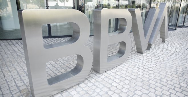 Nuevo logo del BBVA a las puertas de su sede en Madrid. / Europa Press