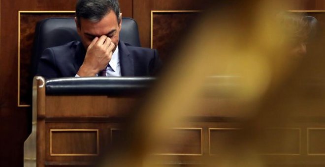 El presidente del Gobierno en funciones, Pedro Sánchez, permanece en su escaño durante el pleno extraordinario celebrado este jueves en el Congreso de los Diputados, donde la vicepresidenta en funciones, Carmen Calvo, ha comparecido para dar explicaciones