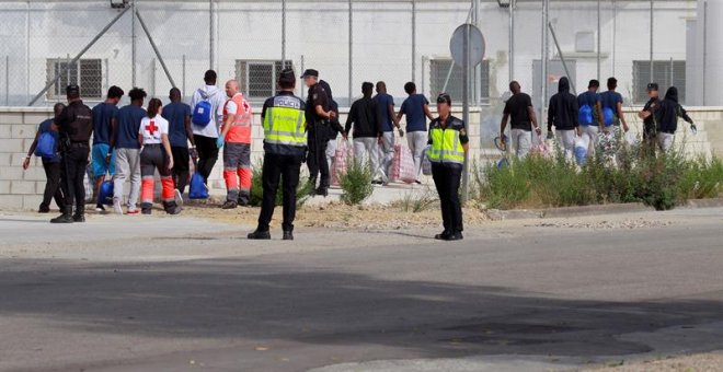 Varios de los quince migrantes rescatados por el barco Open Arms, que han llegado este viernes a San Roque a bordo del buque de la Armada Audaz. /EFE