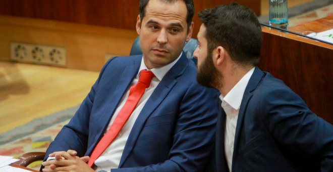 14/08/2019. Los diputados de Ciudadanos en la Asamblea de Madrid, Ignacio Aguado y César Zafra, durante el debate y votación del segundo pleno de la candidata del PP a la Presidencia de la Comunidad de Madrid en la Asamblea madrileña.