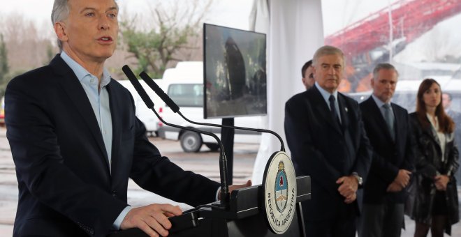 29/08/2019.- Fotografía cedida por la Presidencia argentina que muestra al presidente de Argentina, Mauricio Macri (i), mientras habla durante la botadura del buque Santiago S. Tandanor este jueves, en el puerto de Buenos Aires (Argentina). Macri, dijo es