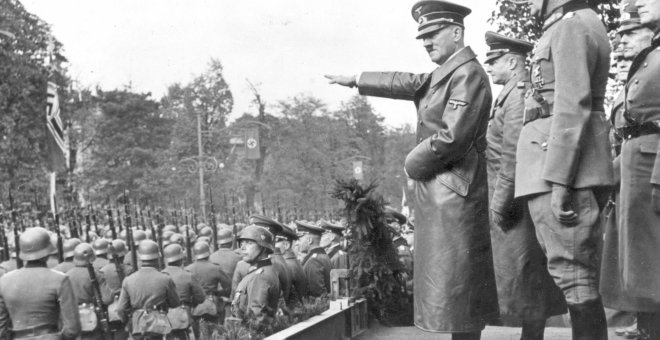 Una fotografía del Archivo Digital Nacional de Polonia muestra al Führer de Alemania Adolf Hitlercon el general alemán Gunther von Kluge , el general Maximilian von Weichs (3-R) y el general Fedor von Bock (2- R) mientras observan a las tropas alemanas de